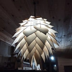 Lampe en bois houblon